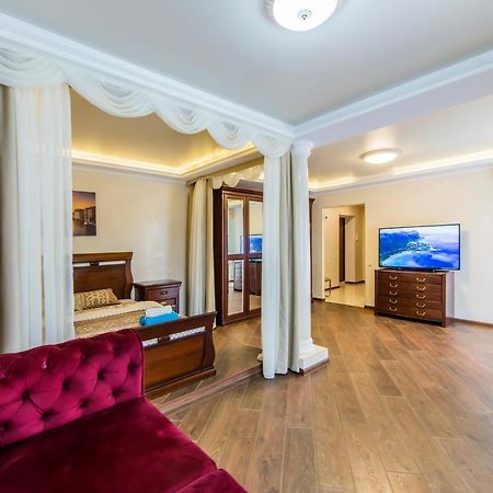 Шикарная Квартира Возле Костёла В Центре 키예프 외부 사진